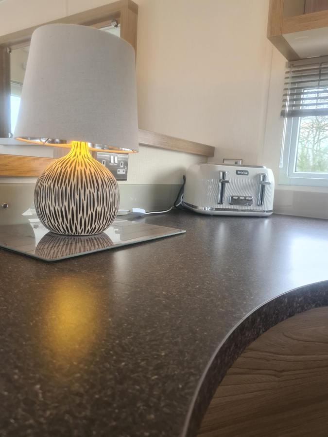 Beautiful 2 Bedroom Caravan, Holiday Park Tenby Saint Florence Ngoại thất bức ảnh