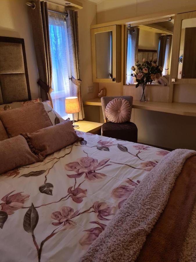Beautiful 2 Bedroom Caravan, Holiday Park Tenby Saint Florence Ngoại thất bức ảnh